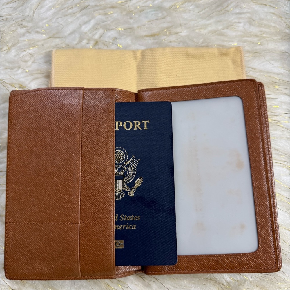 Auth. Louis Vuitton Bifold Passport Card Photo id, Mono Wallet w/ Duster